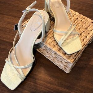NWT Bandolino Light Colored Woven/Raffia Strappy Block Heel Sandals Square Toe